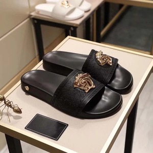 Sandalias Deslizantes Rosadas Premium 2026 con Logotipo Dorado en Relieve, Elegantes y Casuales para el Verano - Product Image 3