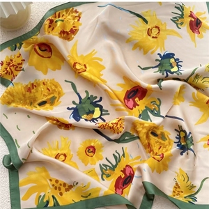 Sciarpa Quadrata in Poliestere Primaverile Multifunzionale con Stampa Serigrafica, Protezione Solare, 70cm, per Donna - Product Image 4