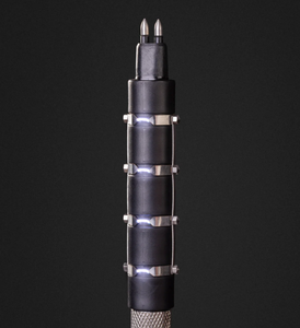 Bastón Retráctil de Aleación de Aluminio con Luz LED, 2 Modos de Descarga Eléctrica, Función Antirrobo y de <span class=keywords><strong>Autodefensa</strong></span> para Camping y Senderismo - Product Image 4