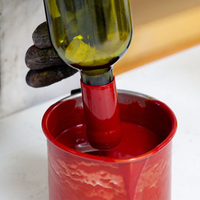 Divers blocs colorés de cire de cachetage de bouteille de vin de trempage de main