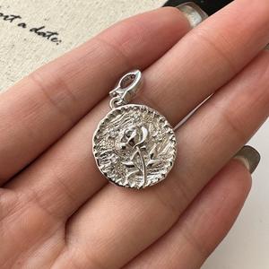 จี้ดอกกุหลาบวินเทจ S925 เงินแท้ ดีไซน์หรูหรา ลวดลายมีเท็กซ์เจอร์ สไตล์ฝรั่งเศสย้อนยุค เรียบง่าย ทันสมัย มีเสน่ห์ - Product Image 3