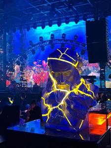 Robot Cyberpunk en fibre de verre avec lueur de tête LED violette et bandes de bras bleues Barre virale Spot photo - Product Image 3