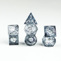Ensemble de dés à angle droit de style Cthulhu de luxe à noyau liquide (7 dés) en résine transparente gris/violette pour le jeu de rôle Dungeons and Dragons
