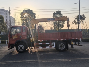 Grúa hidráulica articulada estable montada en camión, 6 toneladas, chasis RHD para el mercado del sudeste de África - Product Image 5