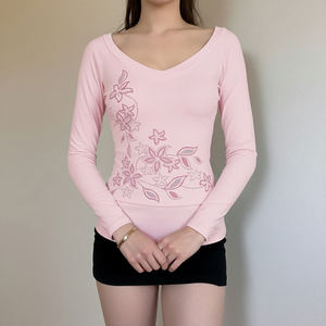 Camiseta de Manga Larga con Estampado Floral Vintage Y2K para Mujer, Simple, Básica, con Flores Rosadas, Cuello en V, Corte Ajustado, Ecológica y Cómoda - Product Image 1