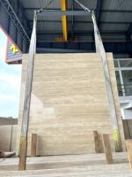 Dalle italienne en travertin ultra-blanc Panneau poli en pierre naturelle pour mur et sol Finition de surface aiguisée Carrelages de sol et de mur en grande dalle