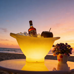 Party Neuer Stil Bootförmiger LED-Eiskübel Große Kapazität Farbig Langlebiger PE-Kunststoff Leuchtende Eiskübel Getränkewannen - Product Image 1