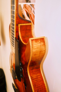 Guitarra Eléctrica <span class=keywords><strong>Jazz</strong></span> <span class=keywords><strong>de</strong></span> 16 Pulgadas Hecha a Mano por Yunzhi Luthier, Cuerpo Hueco <span class=keywords><strong>de</strong></span> Arce Flameado, Tapa <span class=keywords><strong>de</strong></span> Abeto Marrón, Mástil <span class=keywords><strong>de</strong></span> Arce, Profesional - Product Image 4