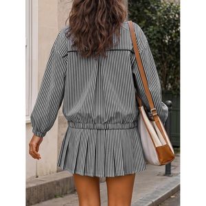 Ensemble de survêtement rayé 2 pièces pour femme, veste zippée à col montant et mini-jupe plissée, tenue décontractée pour le tennis, le golf et l'entraînement - Product Image 5