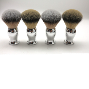 NOUVEAU <span class=keywords><strong>Brosse</strong></span> à raser pour hommes en poils synthétiques <span class=keywords><strong>vegan</strong></span> avec manche en plastique et placage argenté, marque privée - Product Image 6