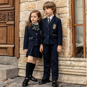 Ensemble uniforme scolaire unisexe pour enfants, garçons et filles, blazer bleu marine à revers cranté, passepoil vert doré, écusson, style britannique formel, vente en gros OEM - Product Image 4