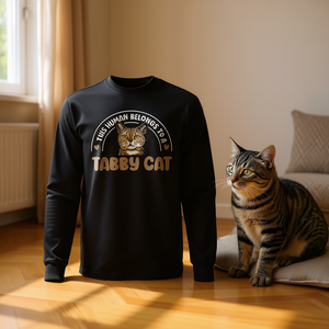 Questa maglietta a maniche lunghe con stampa di un gatto tabby per gli amanti dei gatti - Product Image 3