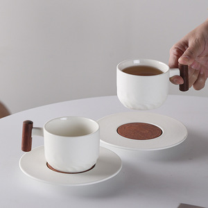 Juego de Taza y Platillo de Cerámica para <span class=keywords><strong>Espresso</strong></span> de 130ml al por Mayor, Taza de Café de Gres Mate con Logotipo Personalizado y Asa de Madera - Product Image 4