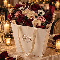 Sac en papier cadeau imprimé floral haut de gamme personnalisé, sac de shopping de luxe pour l'emballage floral