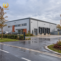 Entrepôt de distribution en structure métallique, bâtiment métallique préfabriqué, quai de chargement, installation de stockage industrielle