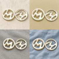 Boutons en nacre personnalisés en gros, boutons irréguliers en forme de lettre K à la mode pour chemises et robes, boutons en nacre naturelle