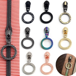 Maßgefertigter Metall-Reißverschlussschieber mit Geprägtem Handgemachtem 3D-Logo 5 #   Nylon-Rundring-Reißverschlusszieher für Taschenzubehör - Product Image 2
