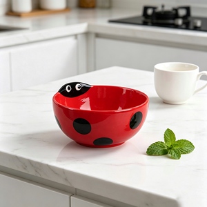 Carafe à lait en céramique blanche avec intérieur rouge et motif de petite coccinelle, design de petite coccinelle pour servir du café ou du thé, décoration de cuisine - Product Image 2