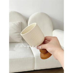 Jarrón de Cerámica Suqu con Base de Madera, Rayas Verticales, Estilo Campestre Francés, para Arreglos Florales e Hidroponía - Product Image 4