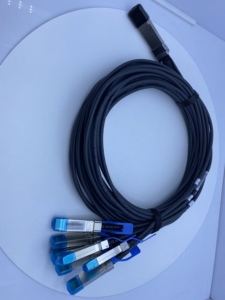 Cable de Conexión Directa Pasivo de Cobre QDD-8X-200G-PCUXX de 0.5m, 200G QSFP-DD a 8 x 25G SFP28 DAC - Product Image 2