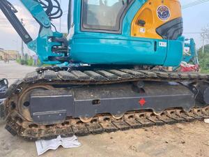Excavatrice sur chenilles hydraulique Kubota KX155 d'origine japonaise utilisée pour les travaux d'aménagement paysager et la construction dans les espaces urbains étroits. - Product Image 4