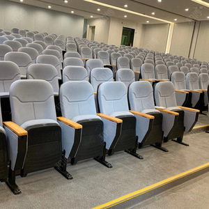 เก้าอี้หอประชุม Manwa Expo รุ่น Hb523 สีเทาบีช พร้อมที่วางแขน สำหรับโรงละครและห้องประชุม - Product Image 1