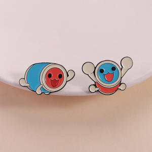 Broche en alliage de zinc peinte, motif dessin animé amusant Taiko No Tatsujin, contraste de couleurs rouge et bleu, forme sourire, <span class=keywords><strong>image</strong></span> mignonne, vente en gros - Product Image 1