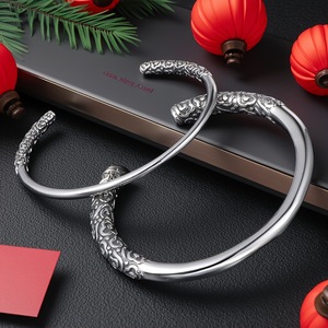 Brazalete Abierto de Acero de Titanio con Diseño de la Varita Dorada de Wukong de Black Myth, Joyería Unisex para Regalo - Product Image 2