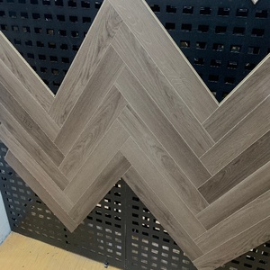 Plancher stratifié en cerisier à chevrons gris clair <span class=keywords><strong>Quick</strong></span> <span class=keywords><strong>Step</strong></span> 8 mm - Product Image 3