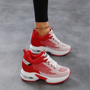 Baskets compensées invisibles pour femmes, rouges et blanches, à coussin d'air, respirantes en maille, rehaussantes, pour la course - Product Image 1