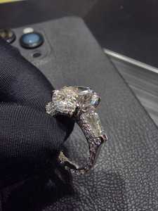 Bague élégante en platine et diamants, design minimaliste à finition lisse, parfaite pour les fiançailles, les mariages et le port quotidien, idéale comme cadeau. - Product Image 4