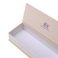 Boîte d'emballage en papier de carton magnétique de luxe en gros pour vêtements chaussettes logo personnalisé gaufrage fermeture magnétique portable