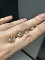 Orecchini a Lobo Solitario da Uomo e Donna in Argento 925 con Moissanite da 0.5ct, 1ct, 2ct, Placcati in Oro con Montatura a 6 Griffe e Chiusura Magnetica
