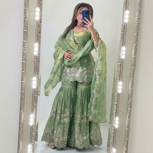 Traje Sharara Verde Bordado con Lentejuelas y Trabajo de Cut Dana para Mujer, Atuendo Tradicional para Bodas, Fiestas y Celebraciones - Product Image 1
