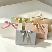 Boîte cadeau magnétique en carton rigide épais portable avec logo personnalisé, finition laminée mate blanche avec feuille d'argent et ruban