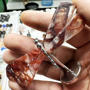 Cristal de cuarzo hematoides rojo al por mayor con forma de libélula [boho], piedra decorativa para atraer la riqueza, virutas de piedra en bruto talladas, mineral - Product Image 4