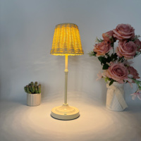 Lampe de table décorative LED simple sans fil à abat-jour en rotin, rechargeable, à intensité variable au toucher, style ferme vintage, pour décoration extérieure de restaurant
