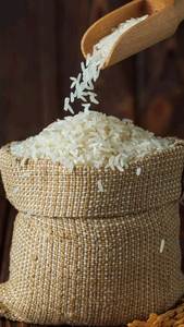 Arroz Blanco Esponjoso Servido en Tazón Negro con Adorno de Perejil Fresco - Product Image 6