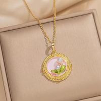Collier vintage plaqué or avec pendentif fleur en émail imitation perle, chaîne à maillons pour femme