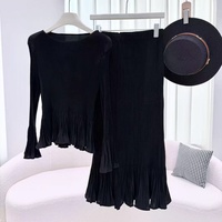 Ensemble élégant pour femmes européennes et américaines : haut en polyester à manches trois-quarts plissé Miyake avec bordure à volants et jupe midi queue de poisson