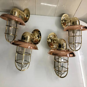 Luminaire LED marin à montage en surface avec options d'entrée de conduit pour une installation facile des câbles sur les navires et les bateaux - Product Image 3