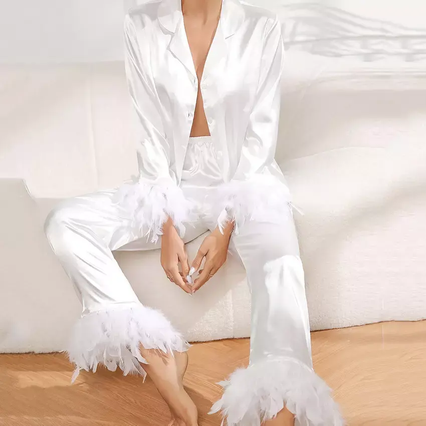 Hot Sale Ice Silk Fashion Lange ziemlich einfarbig mit Federn Satin Pyjamas