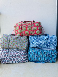 Sacs de voyage matelassés faits main blancs et bleus, grands sacs de voyage en tissu matelassé pour femmes, sacs de plage réutilisables pour la nuit - Product Image 3