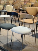 Chaise de salle à manger industrielle moderne en bois noir avec dossier rembourré, structure en métal chromé, emballage plat KD, vente en gros pour restaurants et parcs
