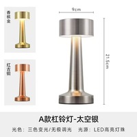 Petite lampe de table de style européen, base en résine sculptée, lampe de décoration intérieure pour salon, chambre à coucher, lampe à piles