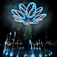Sculpture d'arbre en métal feuille bleue Vincentaa, fontaine illuminée avec verdure suspendue pour aménagement paysager de place publique