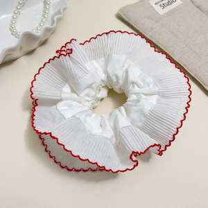 Una diadema de satén abullonada con relleno de encaje rojo color crema estilo <span class=keywords><strong>ballet</strong></span> a pequeña escala con un gran lazo al final - Product Image 4