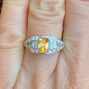 Anello da cocktail geometrico T0731 in oro bianco con topazio taglio baguette e pavé, anello da fidanzamento da donna di alta gioielleria - Product Image 2