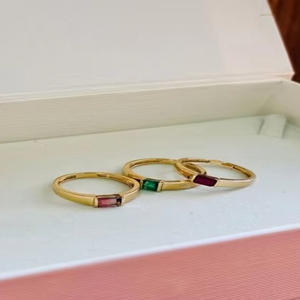 แหวนทองคำ 9KT สีเหลืองทอง ประดับมรกตธรรมชาติทรงบาแกตต์ สำหรับนิ้วก้อย - Product Image 1