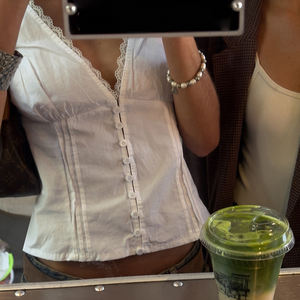 Chemise courte décontractée à manches bouffantes et col en V avec dentelle, taille plissée, style pastoral doux, chemise blanche d'été - Product Image 2